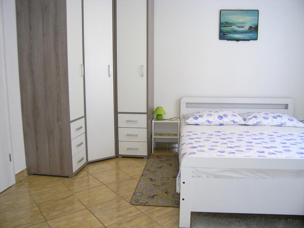 Apartman Vera Krk Town Bagian luar foto