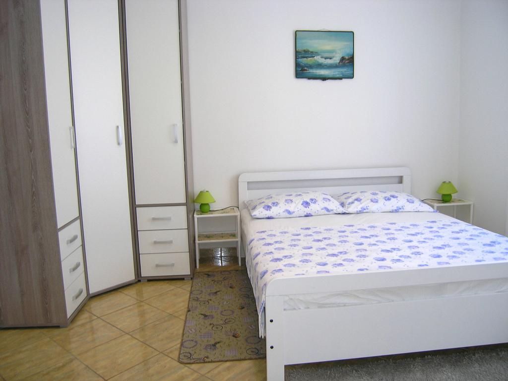 Apartman Vera Krk Town Bagian luar foto