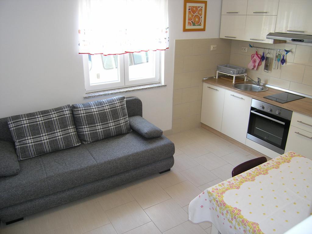 Apartman Vera Krk Town Bagian luar foto