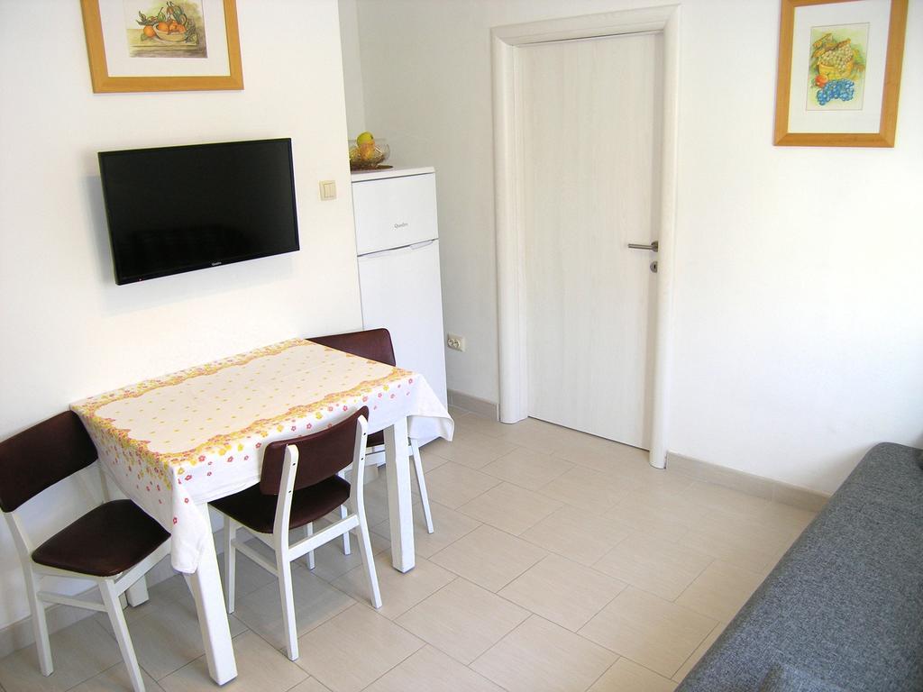 Apartman Vera Krk Town Bagian luar foto