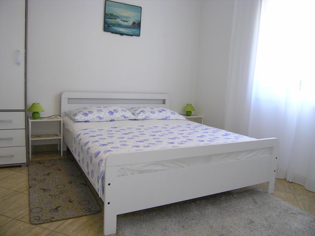 Apartman Vera Krk Town Bagian luar foto